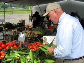Photo of Secretary Kuperus at Hackensack Farmers Market