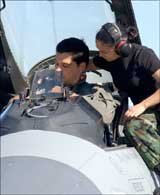 Soldier helps pilot get ready for take off