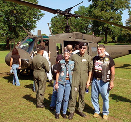 Chief Warrant Officer 2 Stephen Glowzenski (center) poses with Rolling
        Thunder President Bill Parker (right). Photo by Sgt. 1st Class Kenneth
        A. Hamilton.