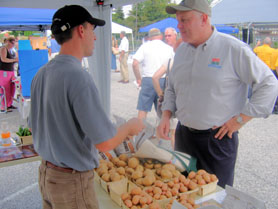 Photo of Secretary Kuperus at the Woodbury Farmers Market