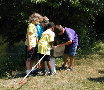 Kids helping on Earth day