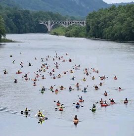 Sojourners paddle the Delaware onDay 4 of the Sojourn. Photo by theDelaware River Sojourn.