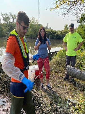 DRBC's Elaine Panuccio and John Yagecic, P.E., chekc out how USGS performs maintenance on the Fluidion monitor. Photo by DRBC.