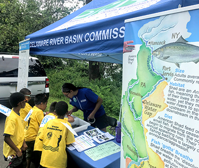 DRBC Water Quality Intern Daisy DePaz shows a group of derby participants what types of aquatic bugs live in the Delaware River. Photo by DRBC.