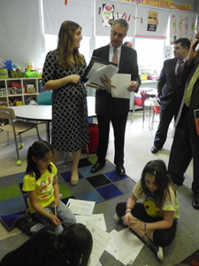 Third-grade-teacher-Allison-O'Brien-explains-the-book-club-lesson