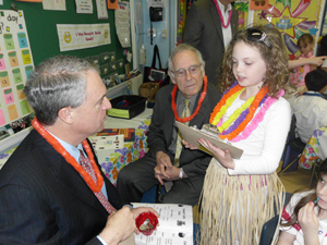 Acting-Commissioner-Cerf-and-Ilan-Plawker-from-the-state-school-board-order-at-the-cafe