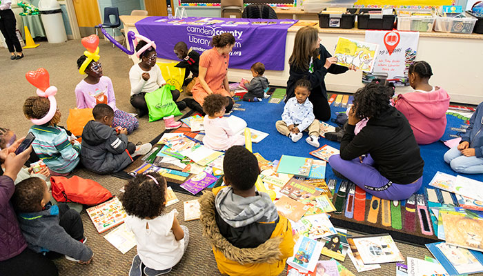 phot0: First Lady reading to the group of children