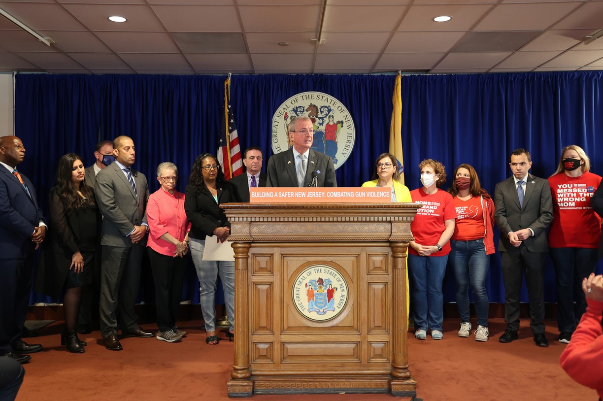 photo:Governor taking about Gun Safety