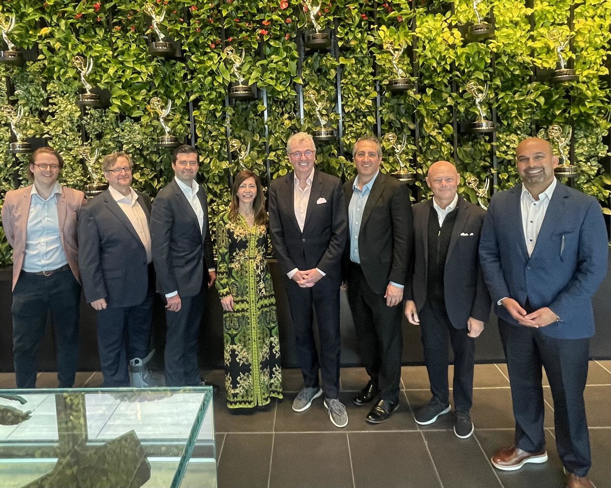 Photo: Governor Murphy, Tammy Murphy and members of the New Jersey Economic Development Authority (NJEDA) are posting for a photo