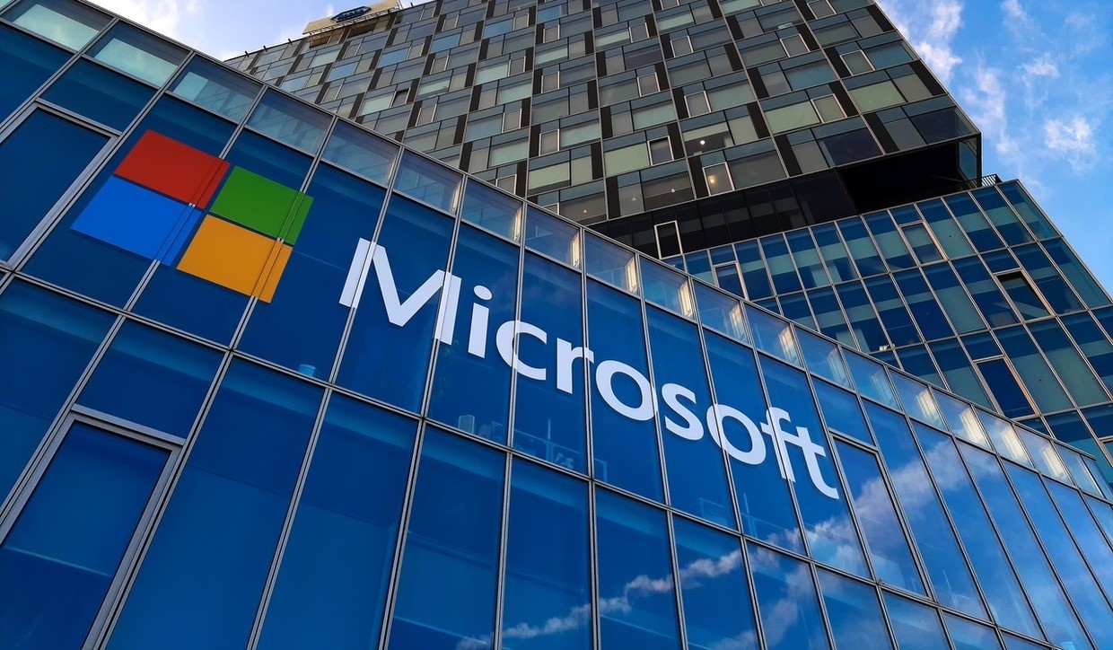 Photo: Microsoft Logo and Name on the building