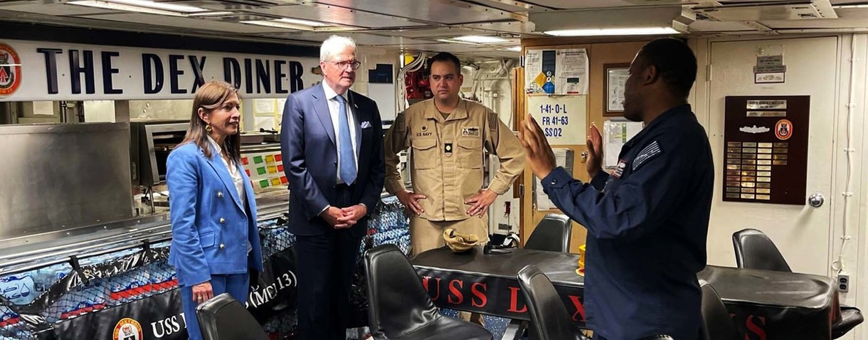 Governor meeting U.S. military personnel