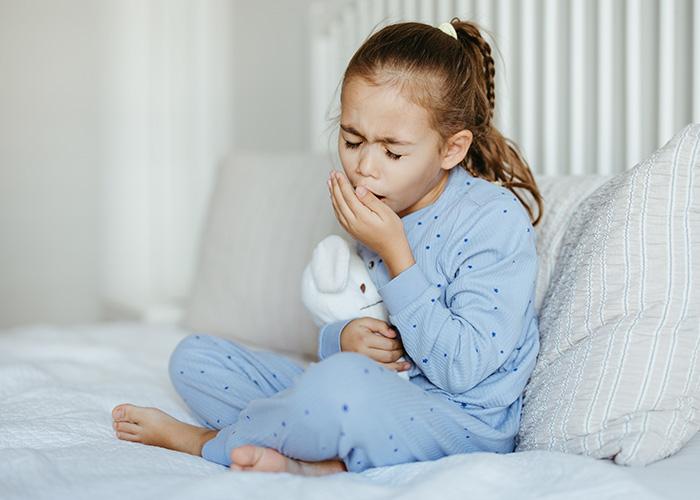 Ni&ntilde;a tosiendo