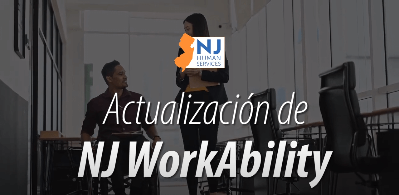 NJ Human Services.  Actualizacion de NJ WorkAbilitiy.  Hombre en silla de ruedas con una carpeta en el regazo y hablando con una mujer a su izquierda que lleva una carpeta en sus brazos.