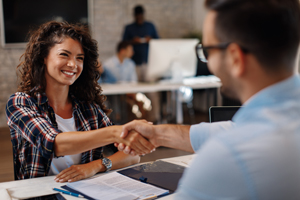 Woman shaking hands with a man : PHOTO