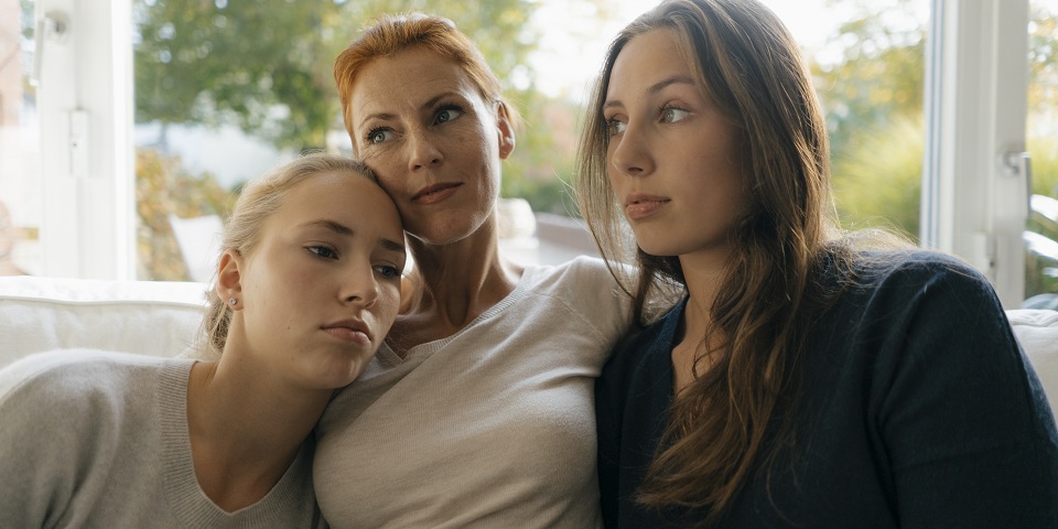 a newly single mother with her two teenaged daughters