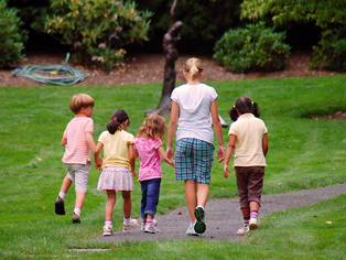 Children walking through the arboretum