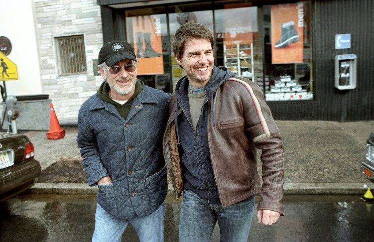 Steven Spielberg (l) and Tom Cruise filming War of the Worlds