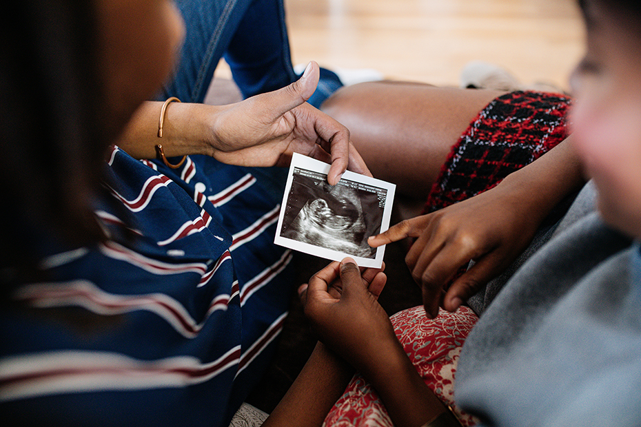 Person looking at ultrasound : Photo