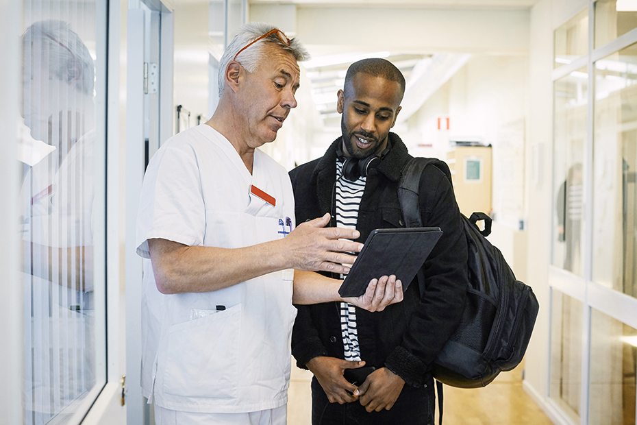 patient talking to doctor : photo