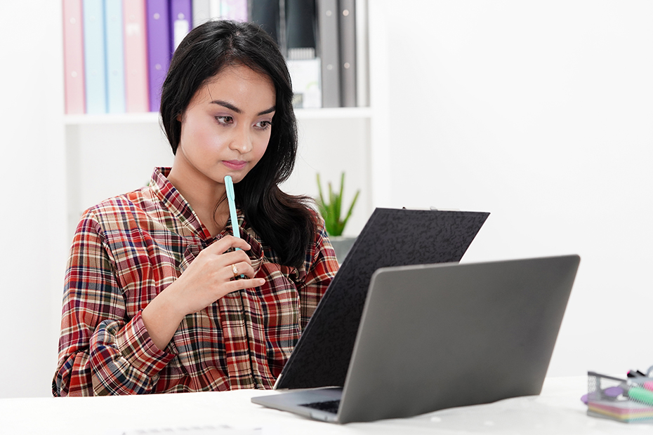 A person looking at a computer : Photo